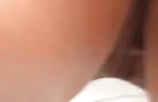 Lujosa rubia vestida de rosa es follada anal en el sofá pelicula xxx en español latino del apartamento