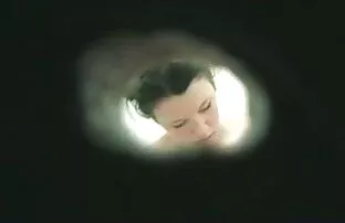 bronceada tatuada hottie sacudiendo su botín y culo peliculas español latino porno