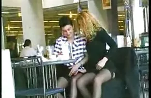 MILF amateur porno online latino en medias de rejilla chupando polla y masturbándose